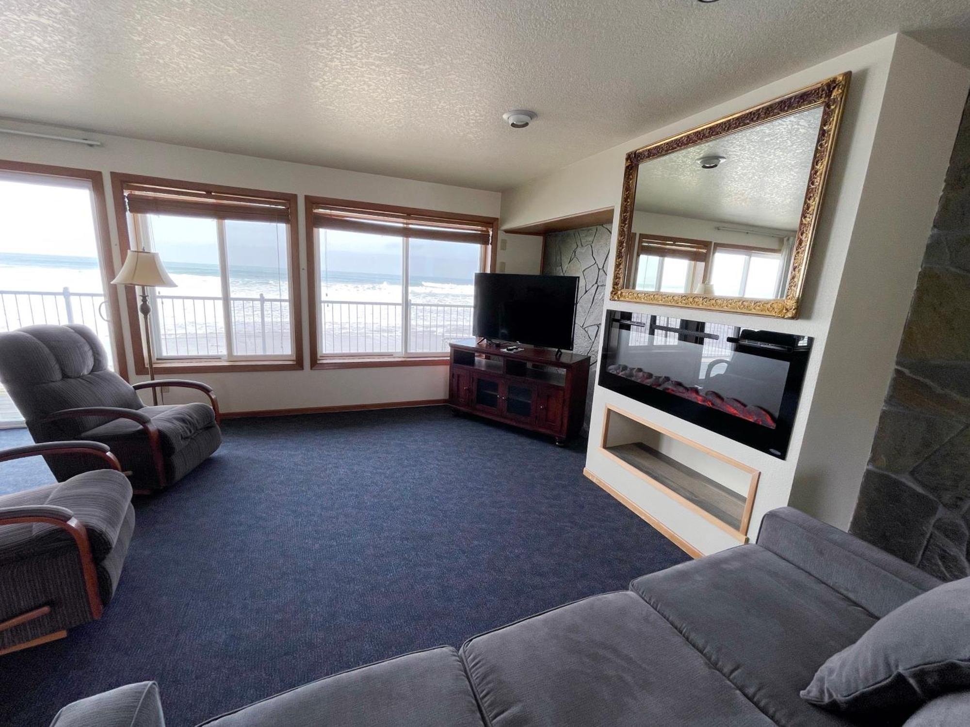 Sandcastle Beachfront Lincoln City Room photo