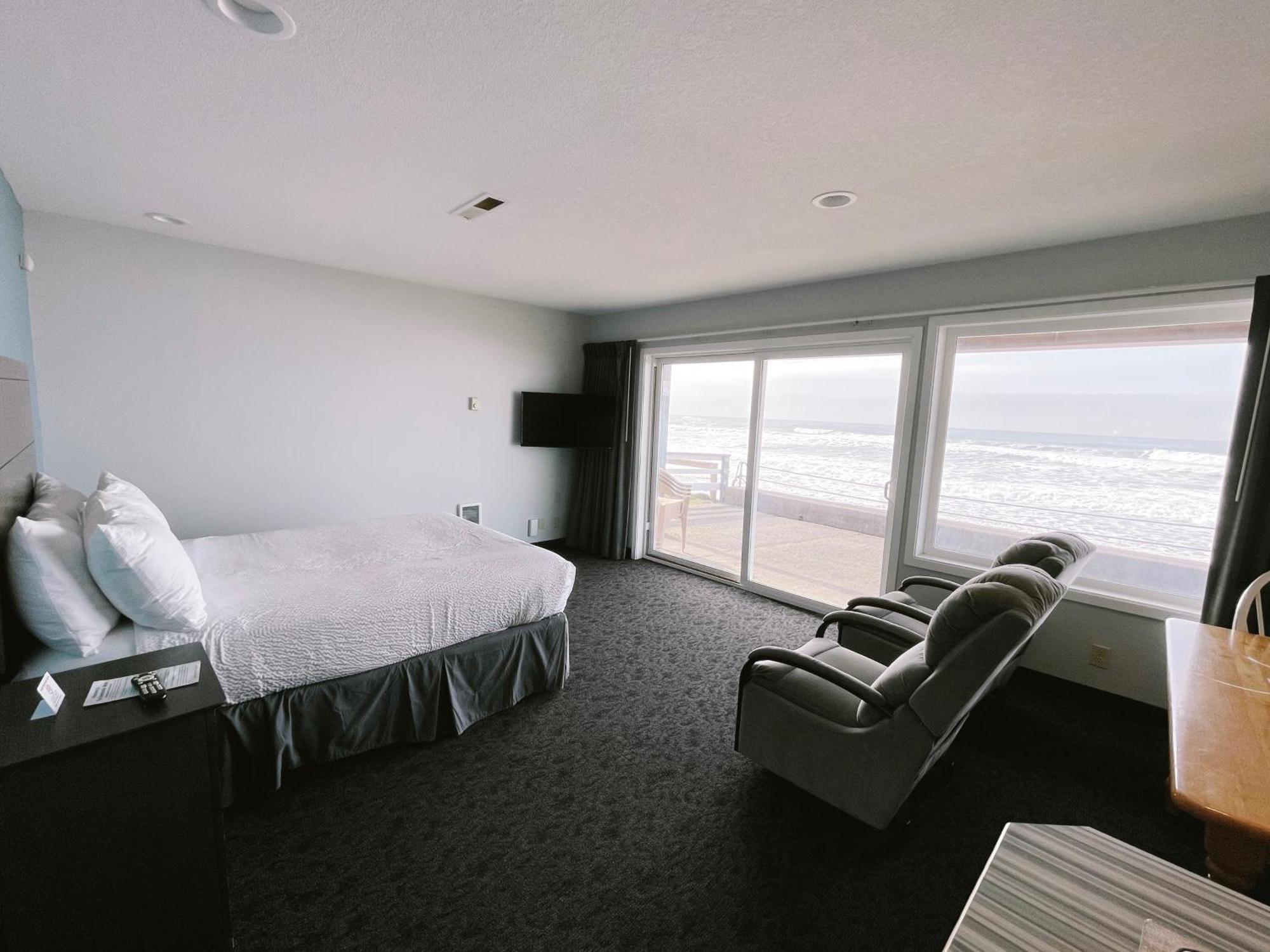 Sandcastle Beachfront Lincoln City Room photo